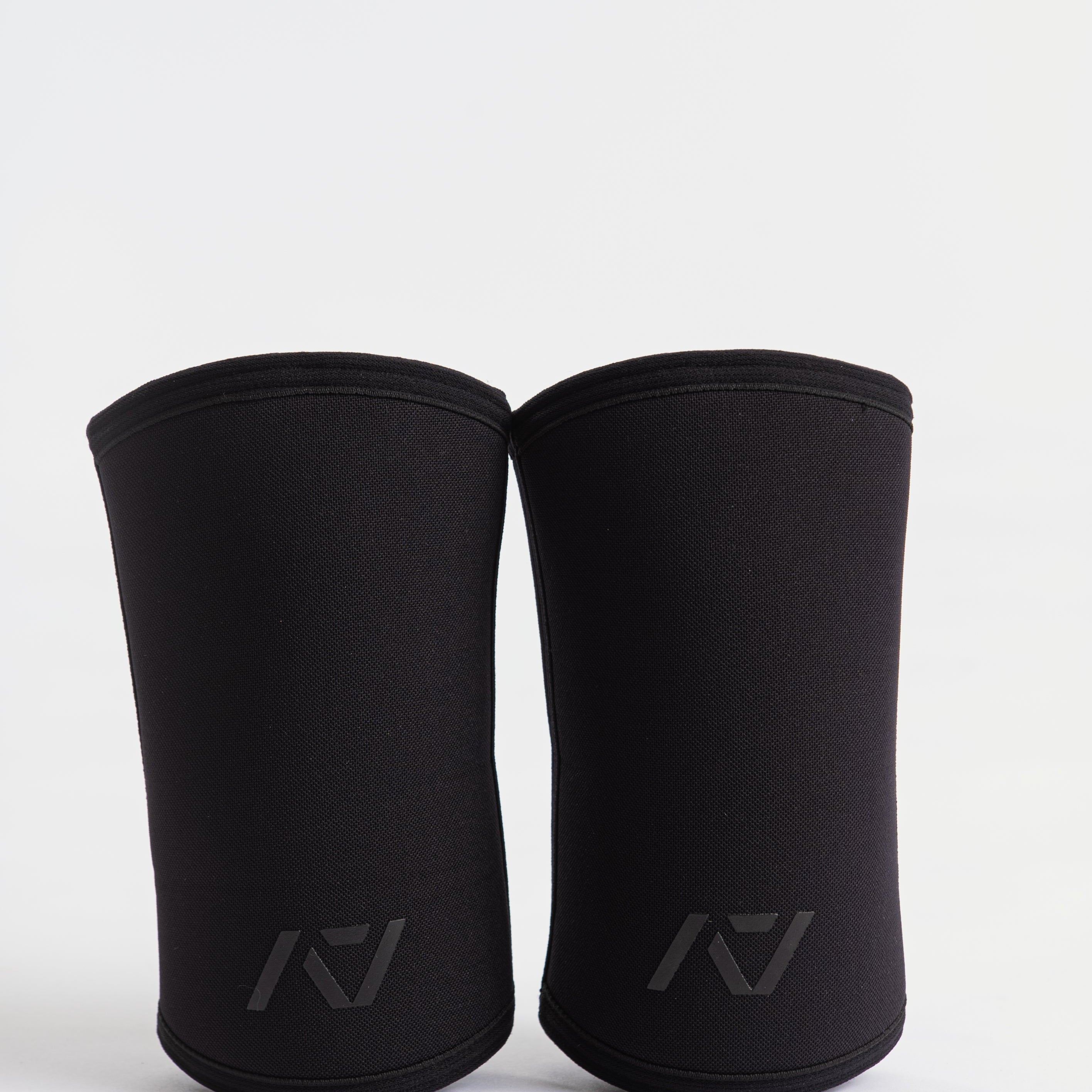 A7 Elbow Sleeves offer you even more support than before with the new and improved neoprene that we use in our Hourglass Knee Sleeves. These elbow sleeves provide support to the elbow joint, whilst allowing full range of motion. Genouill�res powerlifting shipping to France, Spain, Ireland, Germany, Italy, Sweden and EU.