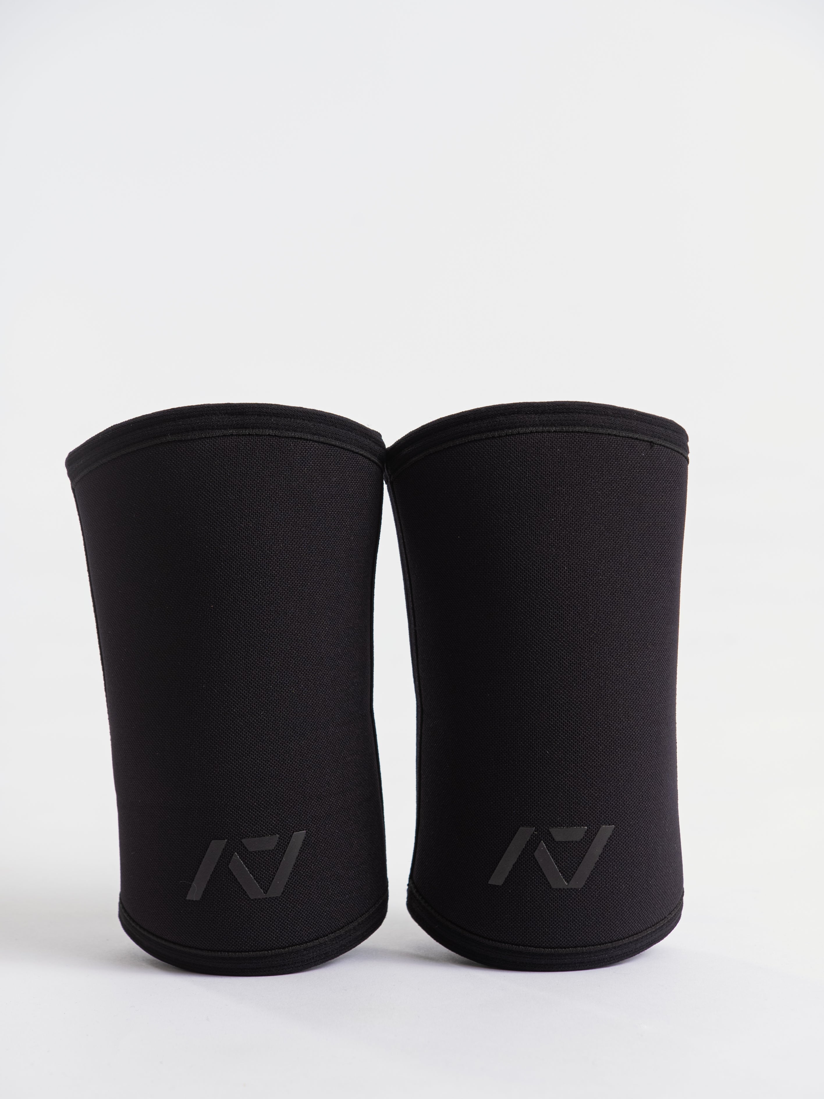 A7 Elbow Sleeves offer you even more support than before with the new and improved neoprene that we use in our Hourglass Knee Sleeves. These elbow sleeves provide support to the elbow joint, whilst allowing full range of motion. Genouill�res powerlifting shipping to France, Spain, Ireland, Germany, Italy, Sweden and EU.