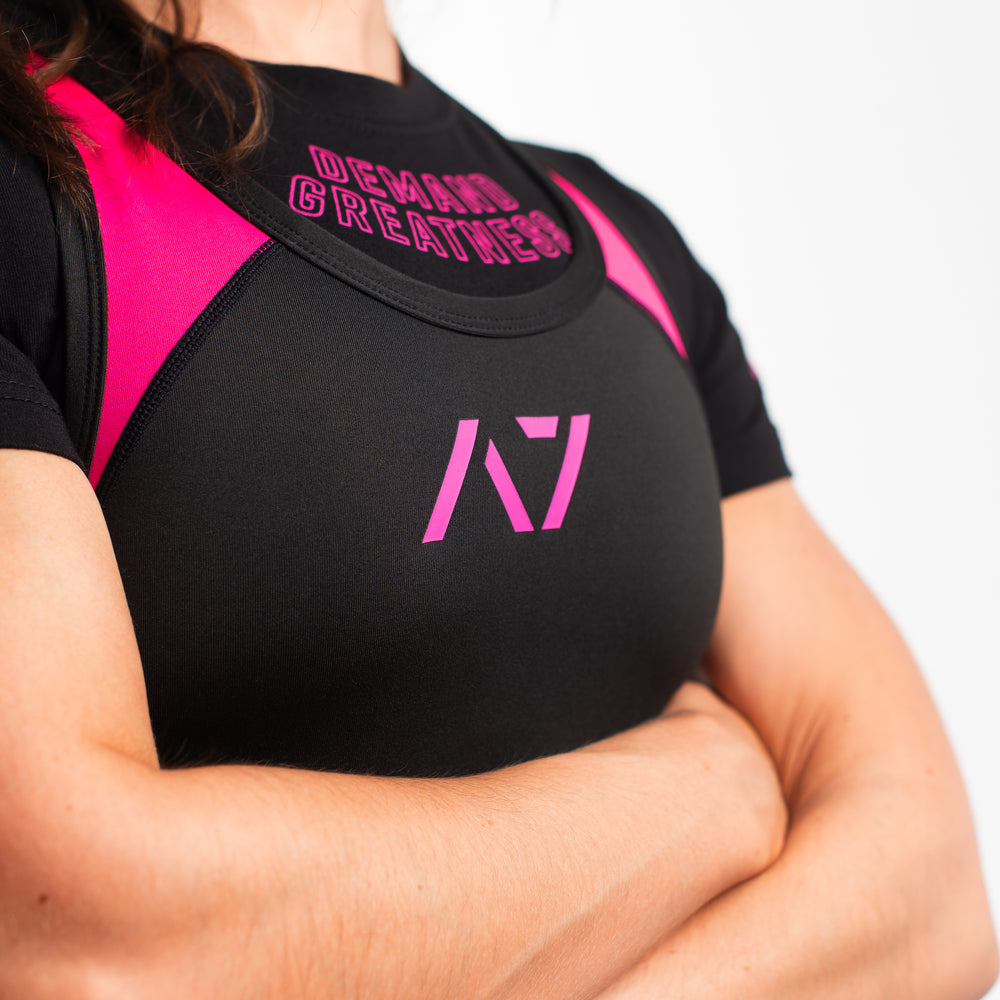 
                      
                        A7 IPF Approved Flamingo Luno singlet with extra lat mobility, side panel stitching to guide the squat depth level and curved panel design for a slimming look. The Women's cut singlet features a tapered waist and additional quad room. The IPF Approved Kit includes Powerlifting Singlet, A7 Meet Shirt, A7 Zebra Wrist Wraps, A7 Deadlift Socks, Hourglass Knee Sleeves (Stiff Knee Sleeves and Rigor Mortis Knee Sleeves). Genouillères powerlifting shipping to France, Spain, Ireland, Germany, Italy, Sweden and EU.
                      
                    