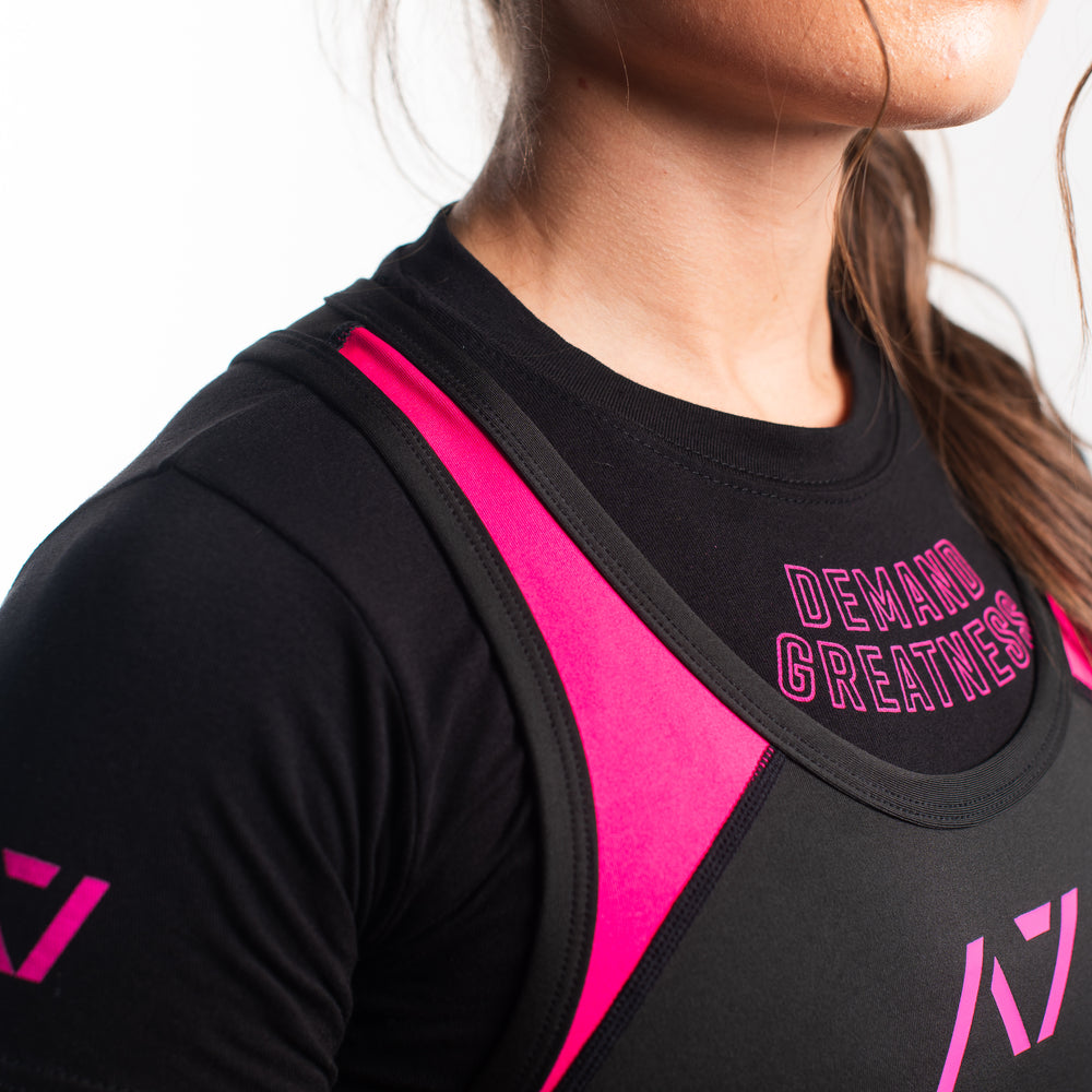 
                      
                        A7 IPF Approved Flamingo Luno singlet with extra lat mobility, side panel stitching to guide the squat depth level and curved panel design for a slimming look. The Women's cut singlet features a tapered waist and additional quad room. The IPF Approved Kit includes Powerlifting Singlet, A7 Meet Shirt, A7 Zebra Wrist Wraps, A7 Deadlift Socks, Hourglass Knee Sleeves (Stiff Knee Sleeves and Rigor Mortis Knee Sleeves). Genouillères powerlifting shipping to France, Spain, Ireland, Germany, Italy, Sweden and EU.
                      
                    