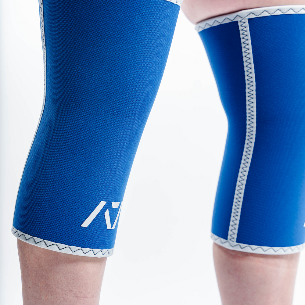 
                      
                        A7 IPF Approved Hourglass Knee Sleeves feature an hourglass-shaped centre taper fit to help provide knee compression while maintaining proper tightness around the calf and quad, offered in three stiffnesses (Flexi, Stiff and Rigor Mortis). Shop the full A7 Powerlifting IPF Approved Equipment collection. The IPF Approved Kit includes Powerlifting Singlet, A7 Meet Shirt, A7 Zebra Wrist Wraps and A7 Deadlift Socks. Genouill�res powerlifting shipping to France, Spain, Ireland, Germany, Italy, Sweden and EU.
                      
                    