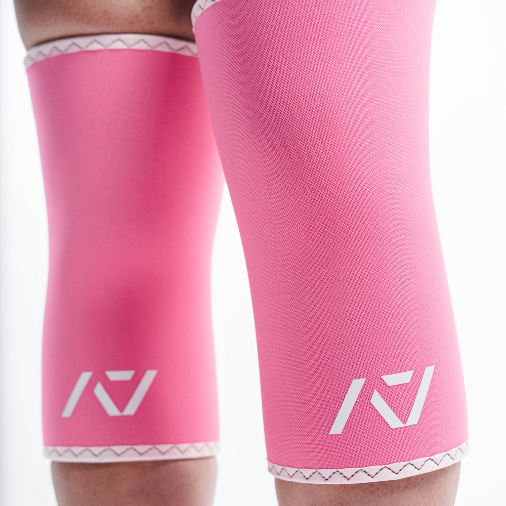 A7 IPF Approved Hourglass Knee Sleeves feature an hourglass-shaped centre taper fit to help provide knee compression while maintaining proper tightness around the calf and quad, offered in three stiffnesses (Flexi, Stiff and Rigor Mortis). Shop the full A7 Powerlifting IPF Approved Equipment collection. The IPF Approved Kit includes Powerlifting Singlet, A7 Meet Shirt, A7 Zebra Wrist Wraps and A7 Deadlift Socks. Genouill�res powerlifting shipping to France, Spain, Ireland, Germany, Italy, Sweden and EU.