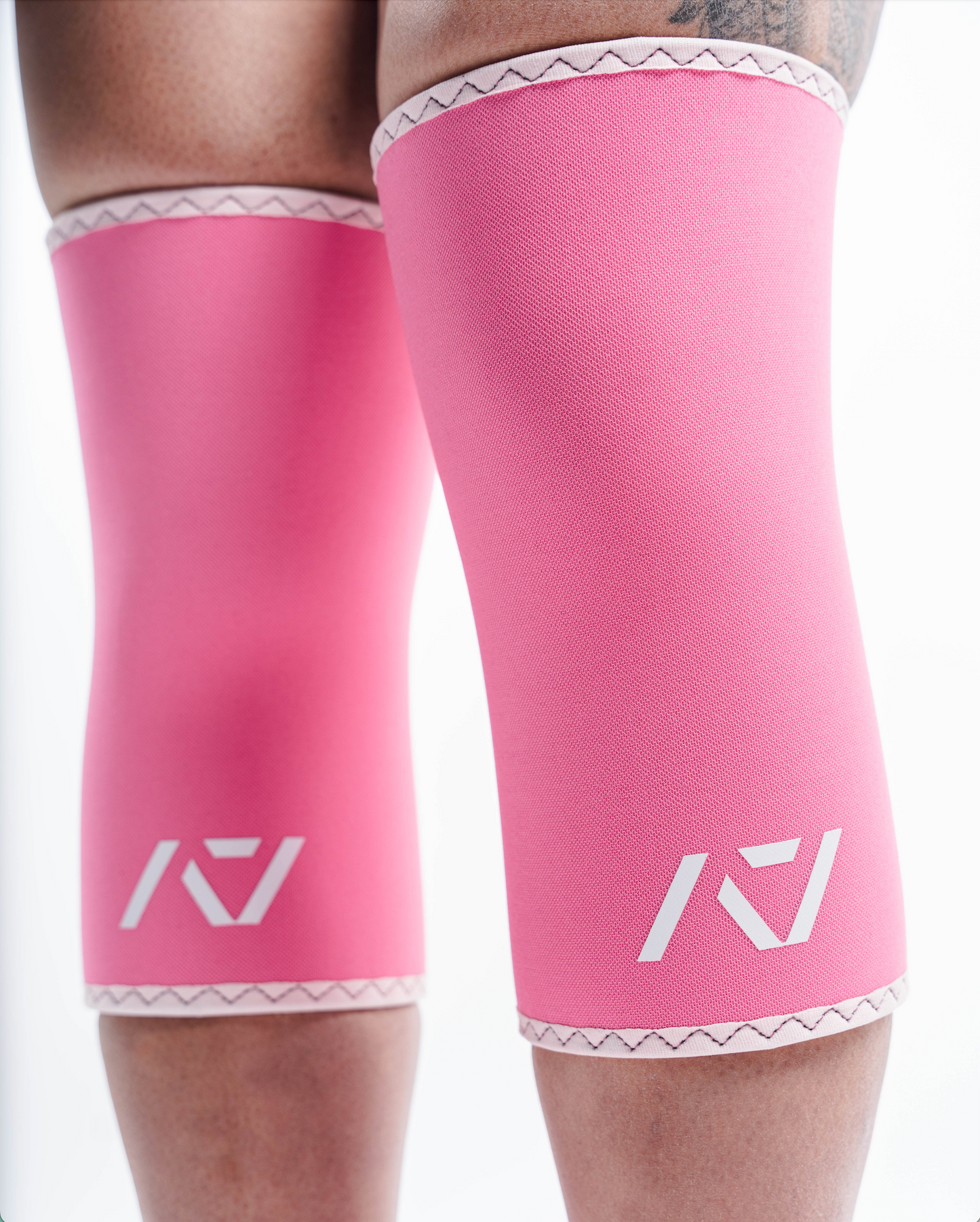 A7 IPF Approved Hourglass Knee Sleeves feature an hourglass-shaped centre taper fit to help provide knee compression while maintaining proper tightness around the calf and quad, offered in three stiffnesses (Flexi, Stiff and Rigor Mortis). Shop the full A7 Powerlifting IPF Approved Equipment collection. The IPF Approved Kit includes Powerlifting Singlet, A7 Meet Shirt, A7 Zebra Wrist Wraps and A7 Deadlift Socks. Genouill�res powerlifting shipping to France, Spain, Ireland, Germany, Italy, Sweden and EU.