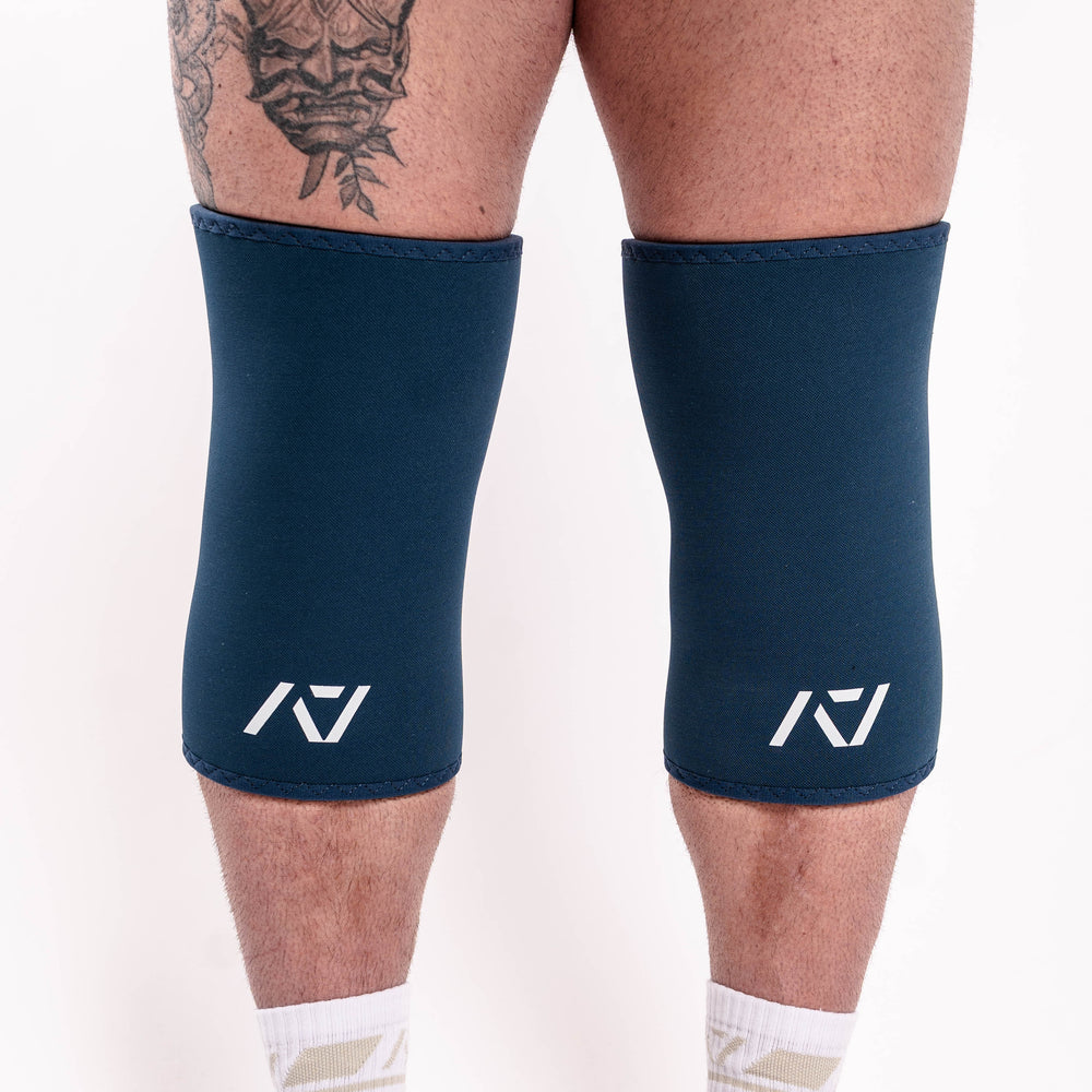 A7 IPF Approved Hourglass Knee Sleeves feature an hourglass-shaped centre taper fit to help provide knee compression while maintaining proper tightness around the calf and quad, offered in three stiffnesses (Flexi, Stiff and Rigor Mortis). Shop the full A7 Powerlifting IPF Approved Equipment collection. The IPF Approved Kit includes Powerlifting Singlet, A7 Meet Shirt, A7 Zebra Wrist Wraps and A7 Deadlift Socks. Genouill�res powerlifting shipping to France, Spain, Ireland, Germany, Italy, Sweden and EU.