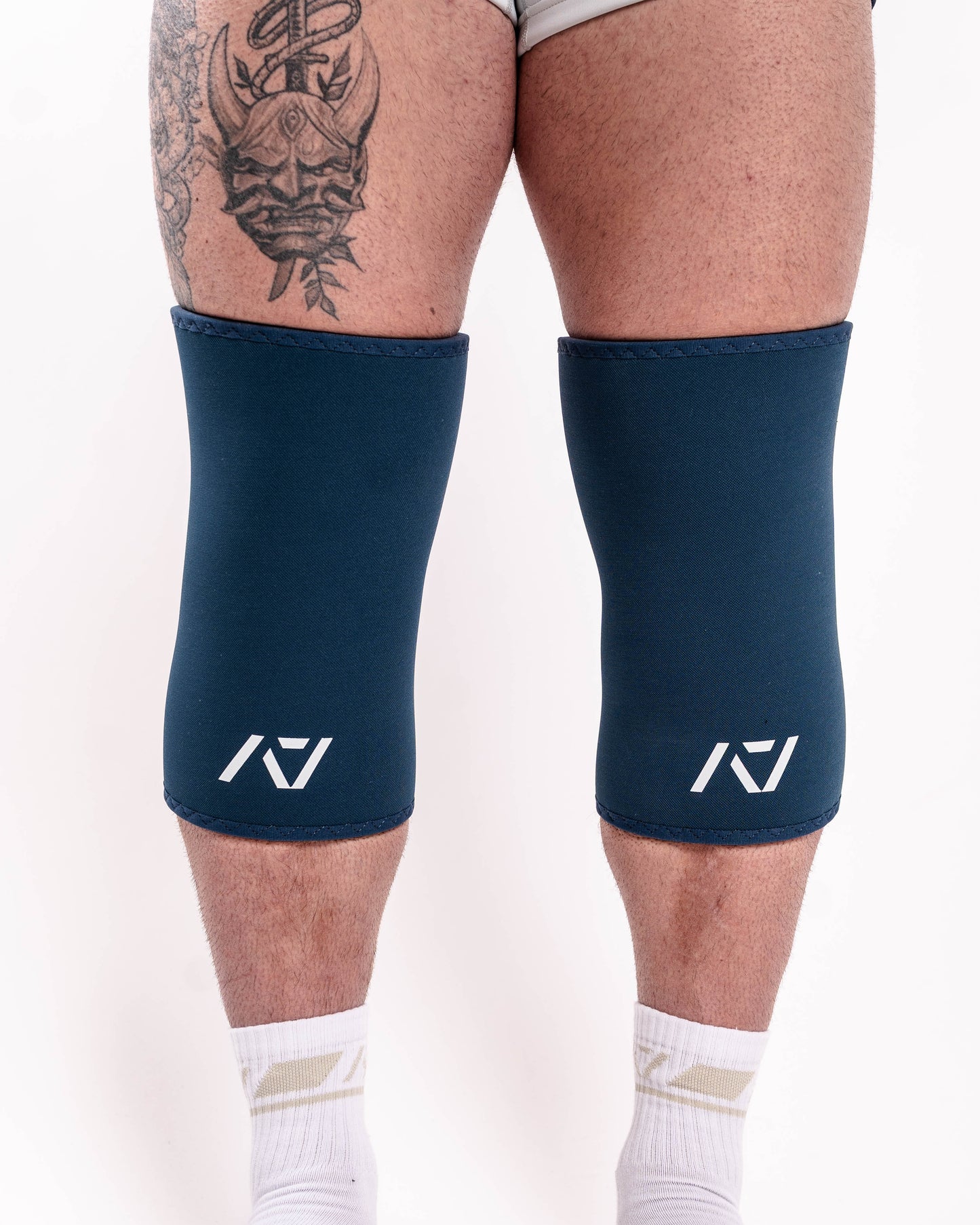 A7 IPF Approved Hourglass Knee Sleeves feature an hourglass-shaped centre taper fit to help provide knee compression while maintaining proper tightness around the calf and quad, offered in three stiffnesses (Flexi, Stiff and Rigor Mortis). Shop the full A7 Powerlifting IPF Approved Equipment collection. The IPF Approved Kit includes Powerlifting Singlet, A7 Meet Shirt, A7 Zebra Wrist Wraps and A7 Deadlift Socks. Genouill�res powerlifting shipping to France, Spain, Ireland, Germany, Italy, Sweden and EU.