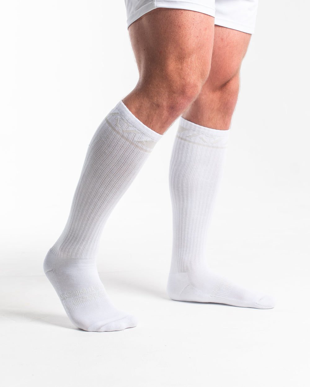 A7 Polar Deadlift socks are designed specifically for pulls and keep your shins protected from scrapes. A7 deadlift socks are a perfect pair to wear in training or powerlifting competition. The IPF Approved Kit includes Powerlifting Singlet, A7 Meet Shirt, A7 Zebra Wrist Wraps, A7 Deadlift Socks, Hourglass Knee Sleeves (Stiff Knee Sleeves and Rigor Mortis Knee Sleeves). Genouillères powerlifting shipping to France, Spain, Ireland, Germany, Italy, Sweden and EU.