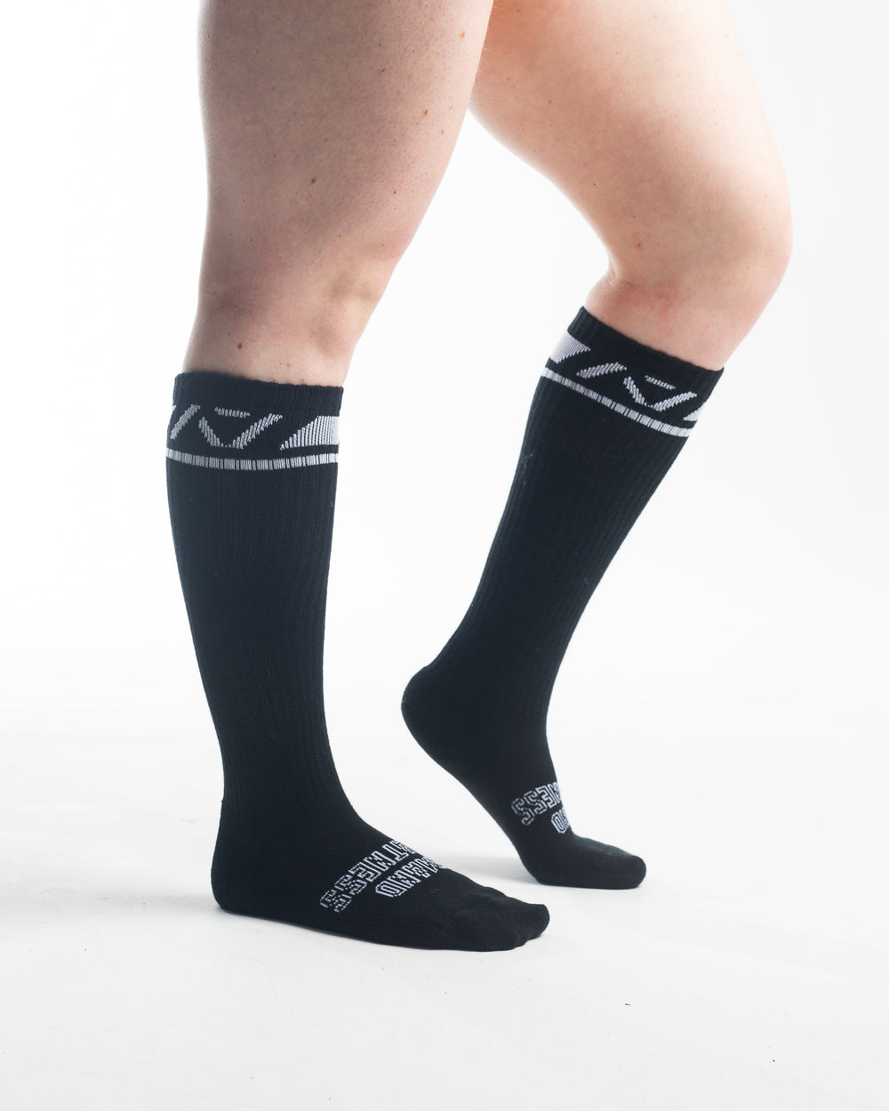 A7 Domino Deadlift socks are designed specifically for pulls and keep your shins protected from scrapes. A7 deadlift socks are a perfect pair to wear in training or powerlifting competition. The IPF Approved Kit includes Powerlifting Singlet, A7 Meet Shirt, A7 Zebra Wrist Wraps, A7 Deadlift Socks, Hourglass Knee Sleeves (Stiff Knee Sleeves and Rigor Mortis Knee Sleeves). Genouillères powerlifting shipping to France, Spain, Ireland, Germany, Italy, Sweden and EU.